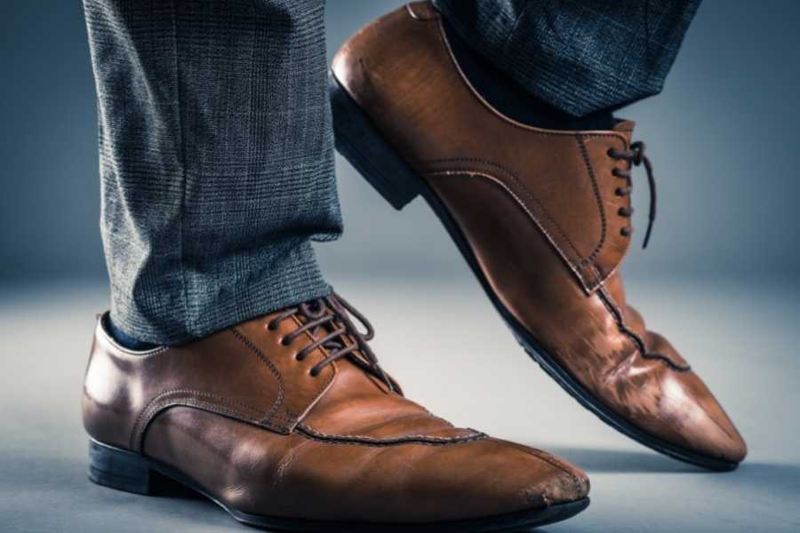 how to stop leather shoes from squeaking when walking